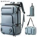 Lichtblauwe Bange rugzak, toon met rolrol bovenaan, waterfleshoes en tas in handbagageformaat.