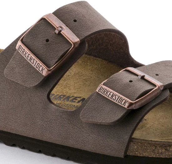 Bruine Birkenstock Arizona sandalen met koperkleurige gespen en een kurken zool.