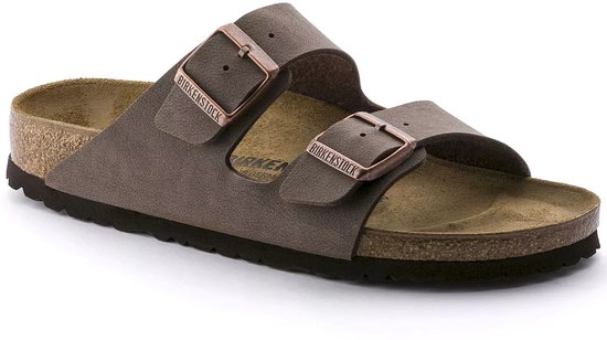 Bruine Birkenstock Arizona sandalen met koperkleurige gespen, een kurken zool en een witte achtergrond.