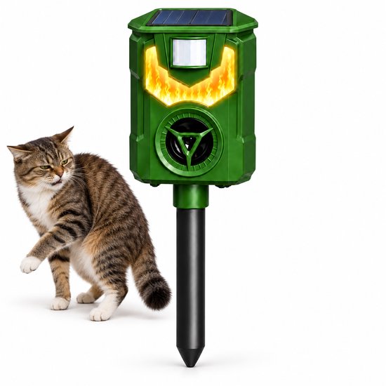 Groene dierenverjager met vlamlicht en zonnepaneel, met een kat die wegkijkt.
