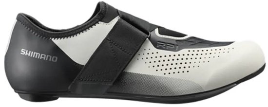 Zij-aanzicht van een witte en zwarte Shimano raceschoen met klittenbandsluiting.