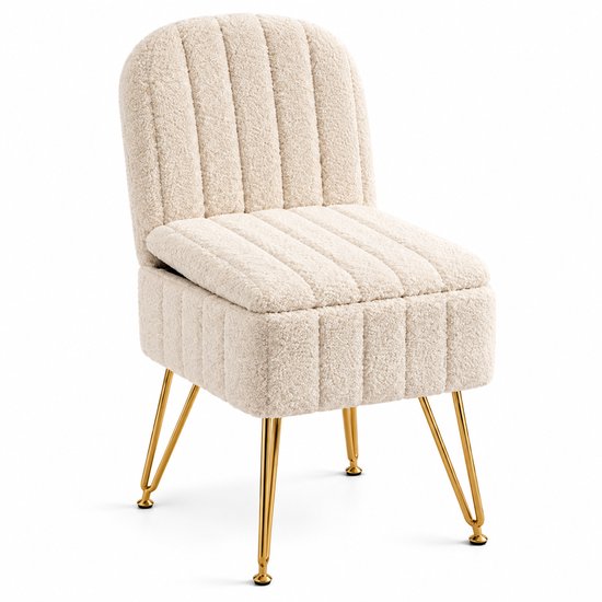 Elegante crème teddy bouclé make-upstoel met verticale stiksels en slanke gouden poten op een witte achtergrond.