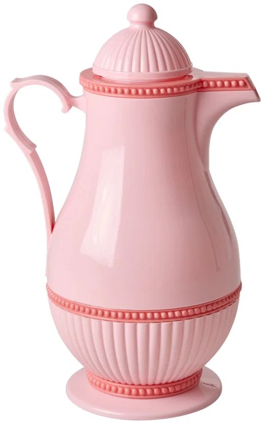 Roze thermoskan met geribbelde basis en fijn kralenwerk, geïsoleerd tegen een witte achtergrond.