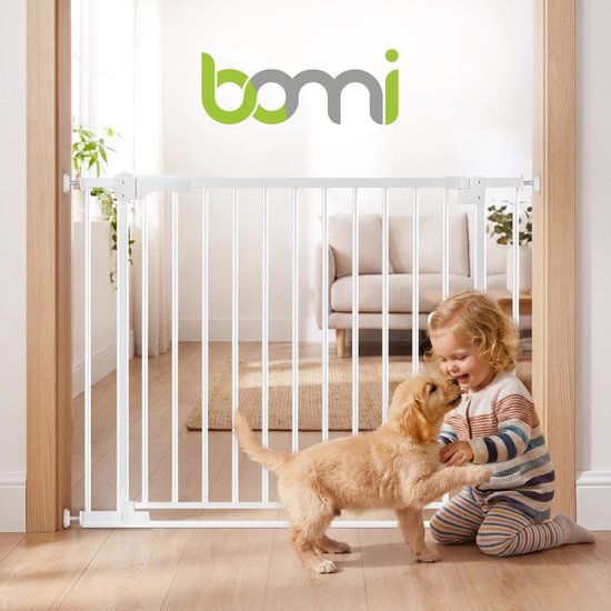 Wit Bomi traphekje in deurpost met kind en pup; voorzien van Bomi logo.