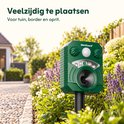 Veelzijdige MartGuard dierverjager geplaatst in een tuinborder bij een oprit.