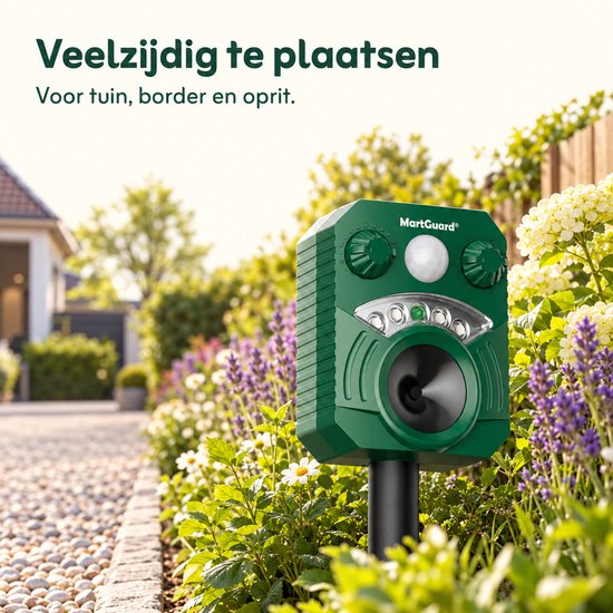 Veelzijdige MartGuard dierverjager geplaatst in een tuinborder bij een oprit.
