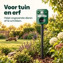 Groene MartGuard dierverjager op paal in tuin, schrikt ongewenste dieren af.