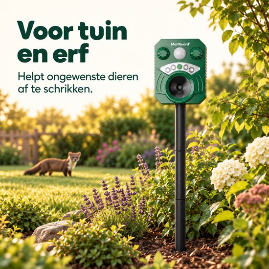 Groene MartGuard dierverjager op paal in tuin, schrikt ongewenste dieren af.