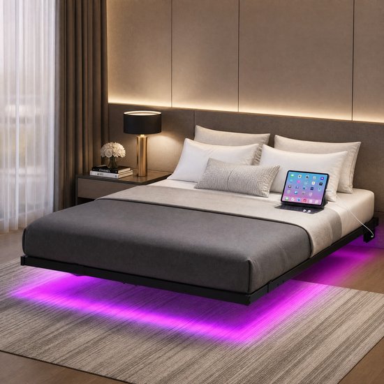 Zwart zwevend metalen bed met paarse LED-verlichting, donkergrijs dekbed en een tablet op een modern nachtkastje.