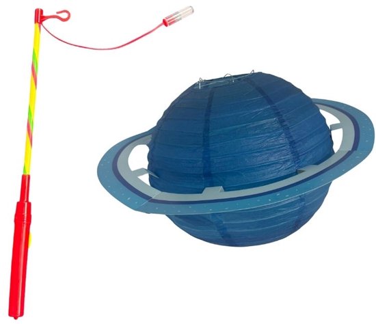 Een blauwe planeetlampion met ringen en een rood-geel gestreepte lampionstok op een witte achtergrond.