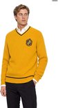 Man met blond haar draagt een gele Hufflepuff-trui met V-hals over een wit overhemd, gecombineerd met een zwarte broek.
