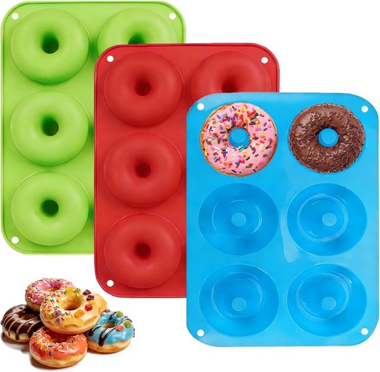 Trois moules à donuts en silicone vert, rouge et bleu, avec des donuts décorés et une pile de donuts colorés sur table.