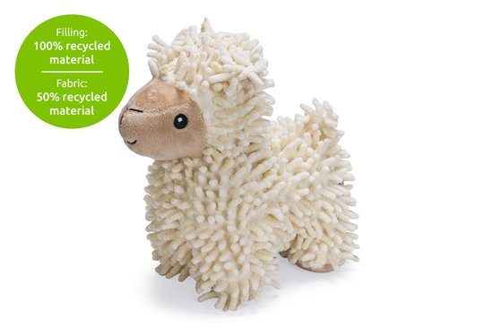 Beige knuffelschaap met chenille-vacht. Groene cirkel vermeldt 100% gerecyclede vulling en 50% gerecyclede stof.