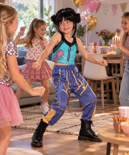 Kind in K-pop geïnspireerde outfit met een blauwe crop-top met lotusbloem en paarse broek met gele details.