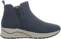 Zijaanzicht van een donkerblauwe Rieker enkelboot met rits en beige plateauzool.