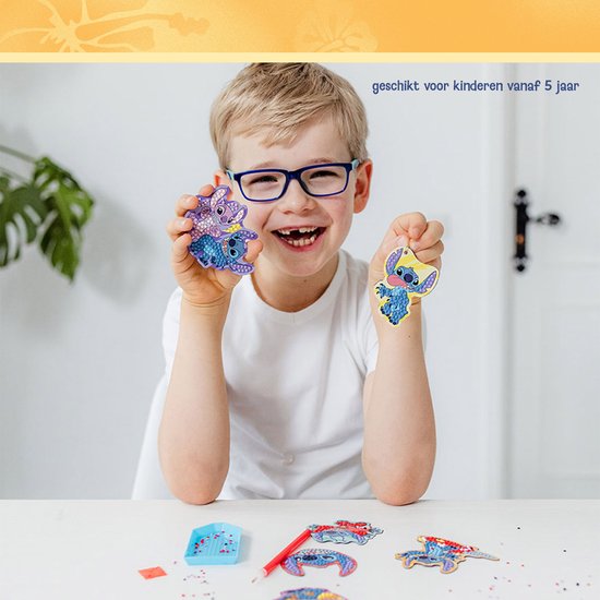 Jongen met bril toont zelfgemaakte Disney Stitch diamond painting magneten. Tekst: geschikt voor kinderen vanaf 5 jaar.
