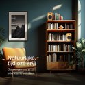 Twee bamboe luidsprekers op een boekenplank in een sfeervol interieur.