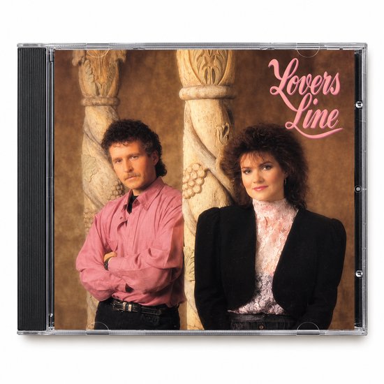 Cd-hoes Lovers Line met een man in roze hemd en vrouw in zwart jasje voor twee stenen zuilen.