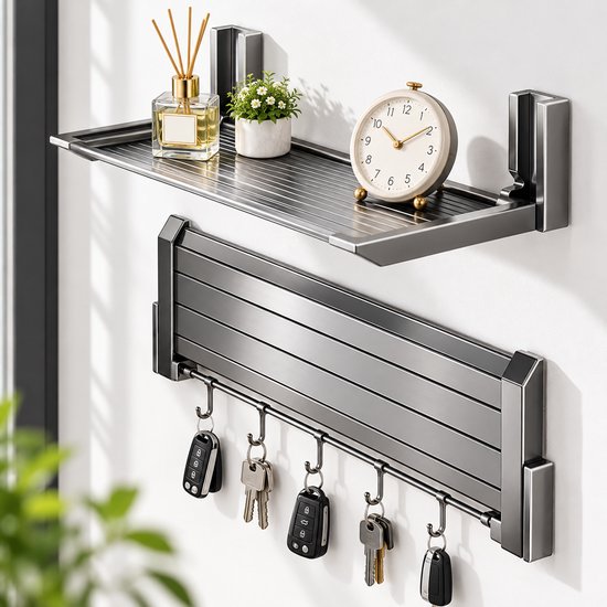 Grijze aluminium wandplank met 5 sleutelhaken en decoraties zoals een klok en plant.