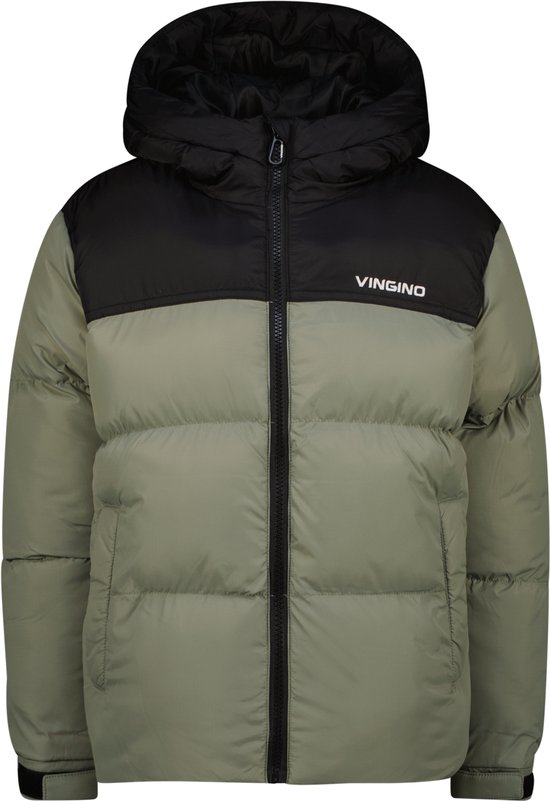 Gewatteerde Vingino winterjas met zwarte capuchon en bovenkant, olijfgroene onderkant en ritssluiting.