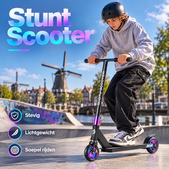 Tiener rijdt op een zwarte stuntstep met regenboogdetails in een zonnig skatepark.
