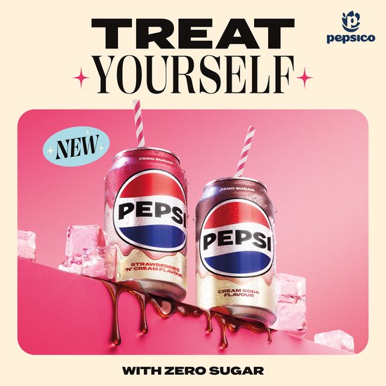 Twee Pepsi Zero Sugar blikjes, Strawberries 'n Cream en Cream Soda smaak, met ijsblokjes op een roze achtergrond.