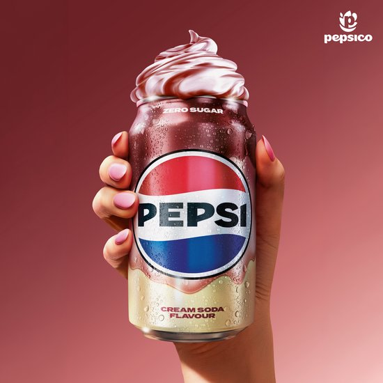 Hand houdt een Pepsi Cream Soda blikje vast met een toef slagroom erop, tegen een roze achtergrond.