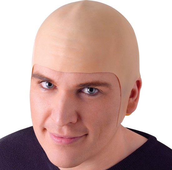 Man draagt een beige, gladde latex kale kop voor verkleedpartijen.