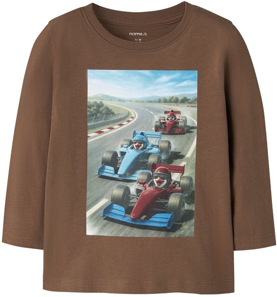 Bruin NAME IT shirt met lange mouwen en een print van vogels in raceauto's op de voorkant