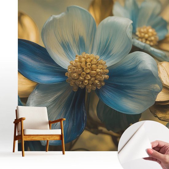 Behang met blauwe bloemen en gouden details, gecombineerd met een houten fauteuil en een voorbeeld van de lijmlaag.