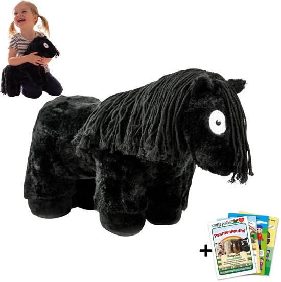 Zwarte pluche Crafty Ponies knuffelpony met wollen manen, kind en instructieboekje met titel Paardenknuffel.