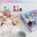 Handen schilderen Disney Frozen gipsfiguren. Set bevat gips, verf en penseel voor creatief plezier.