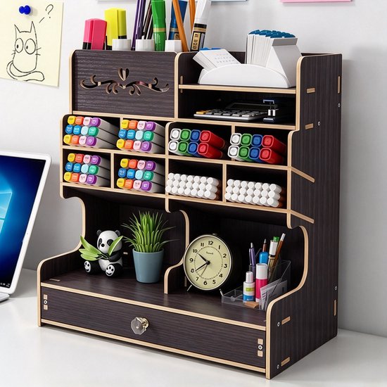 Gedetailleerde weergave van een zwarte houten bureau-organizer gevuld met pennen en kantoorbenodigdheden.