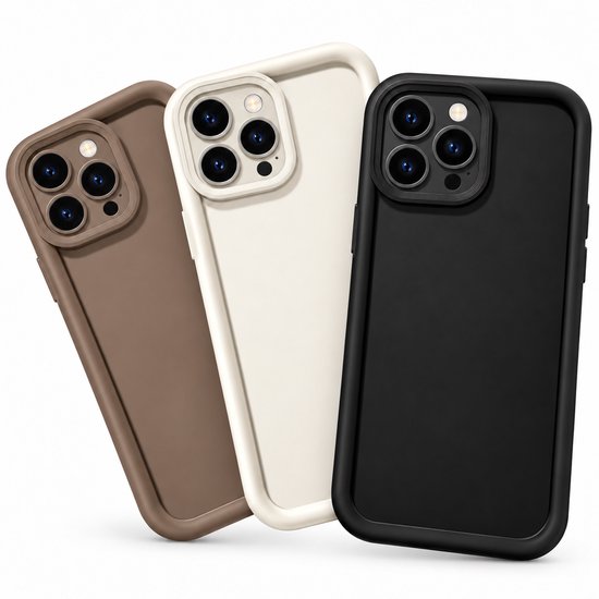 Drie matzachte telefoonhoesjes in bruin, beige en zwart met camerabescherming op een witte achtergrond.