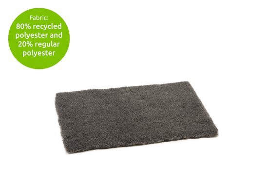 Antracietgrijs rechthoekig hondenmatje met zachte textuur. Tekst: 80% gerecycled polyester en 20% normaal polyester.