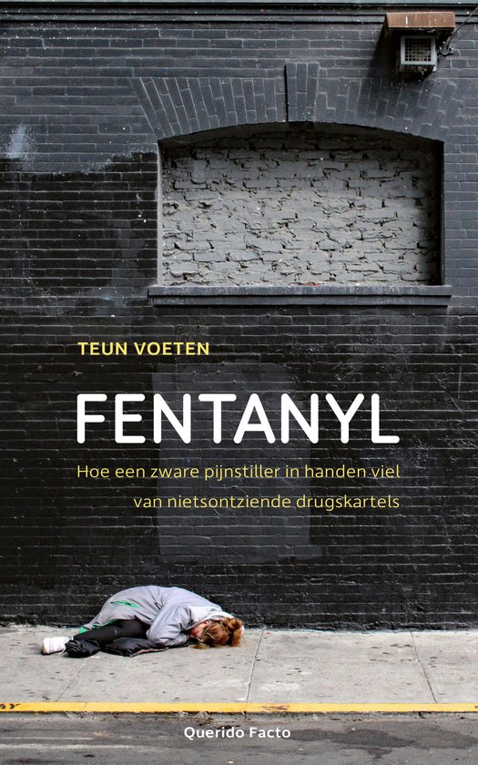Boekomslag 'Fentanyl' van Teun Voeten met een persoon liggend op een stoep voor een zwarte bakstenen muur.