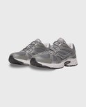 Schuin vooraanzicht van grijze Saucony Ride Millennium sneakers met witte tussenzool en zwarte buitenzool.