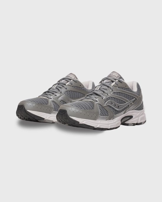 Schuin vooraanzicht van grijze Saucony Ride Millennium sneakers met witte tussenzool en zwarte buitenzool.