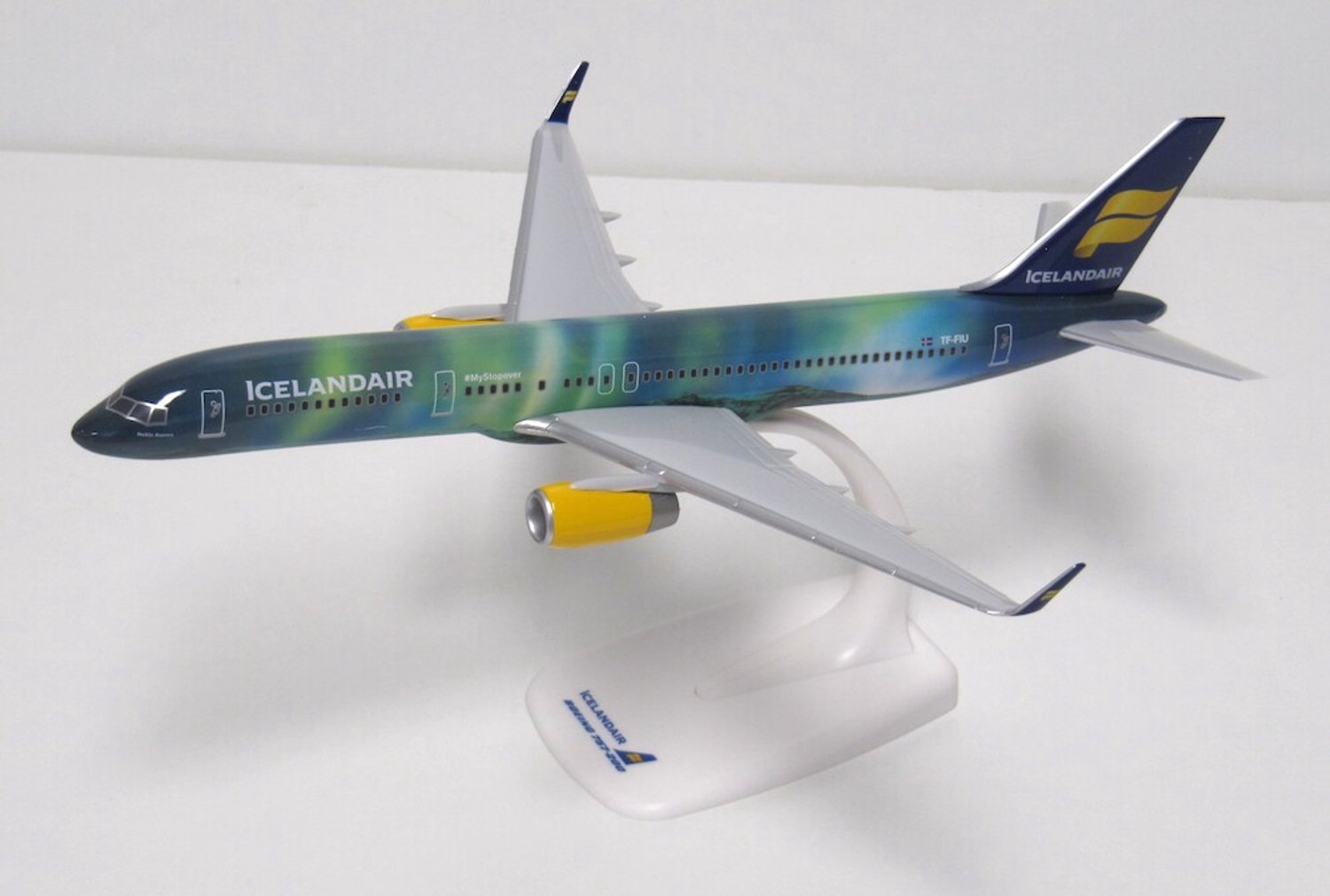 schaalmodel vliegtuig Icelandair Boeing 757-200 Hekla aurora schaal 1:200 lengte 19,25cm