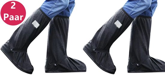 Set van 2 paar zwarte, waterdichte overschoenen met reflecterende details, gedragen over een spijkerbroek.