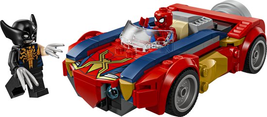 Rode raceauto met gouden en blauwe details, met Spiderman achter het stuur en Wolverine ernaast.