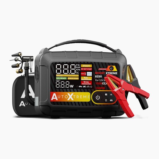 AutoXtreme Boost Xtreme 8250 zwarte starthulp met rode en zwarte startklemmen en luchtslang, voor een witte achtergrond.