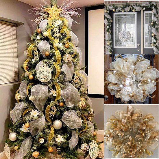 Kerstboom, kransen en slingers versierd met goud en zilver mesh-lint, sterren en fonkelende ornamenten.