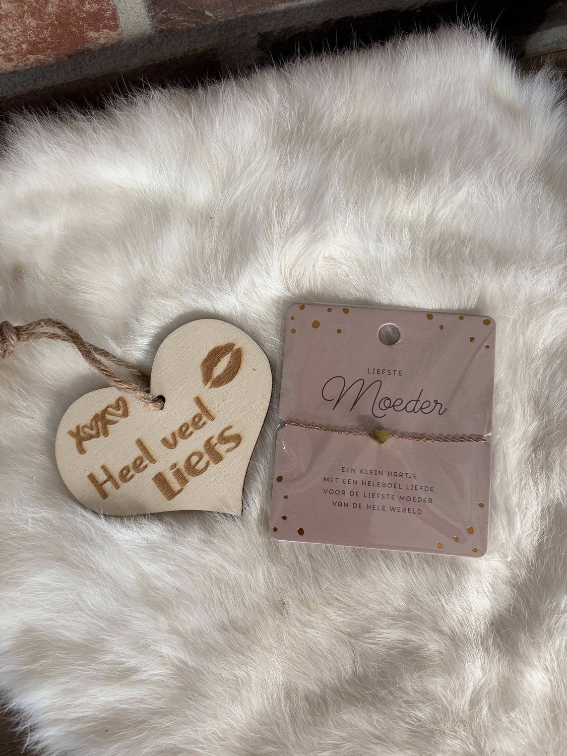 Creaties van hier – Hart Armband - goud – 8x9 – verstelbaar - Liefste moeder - met houten hartje