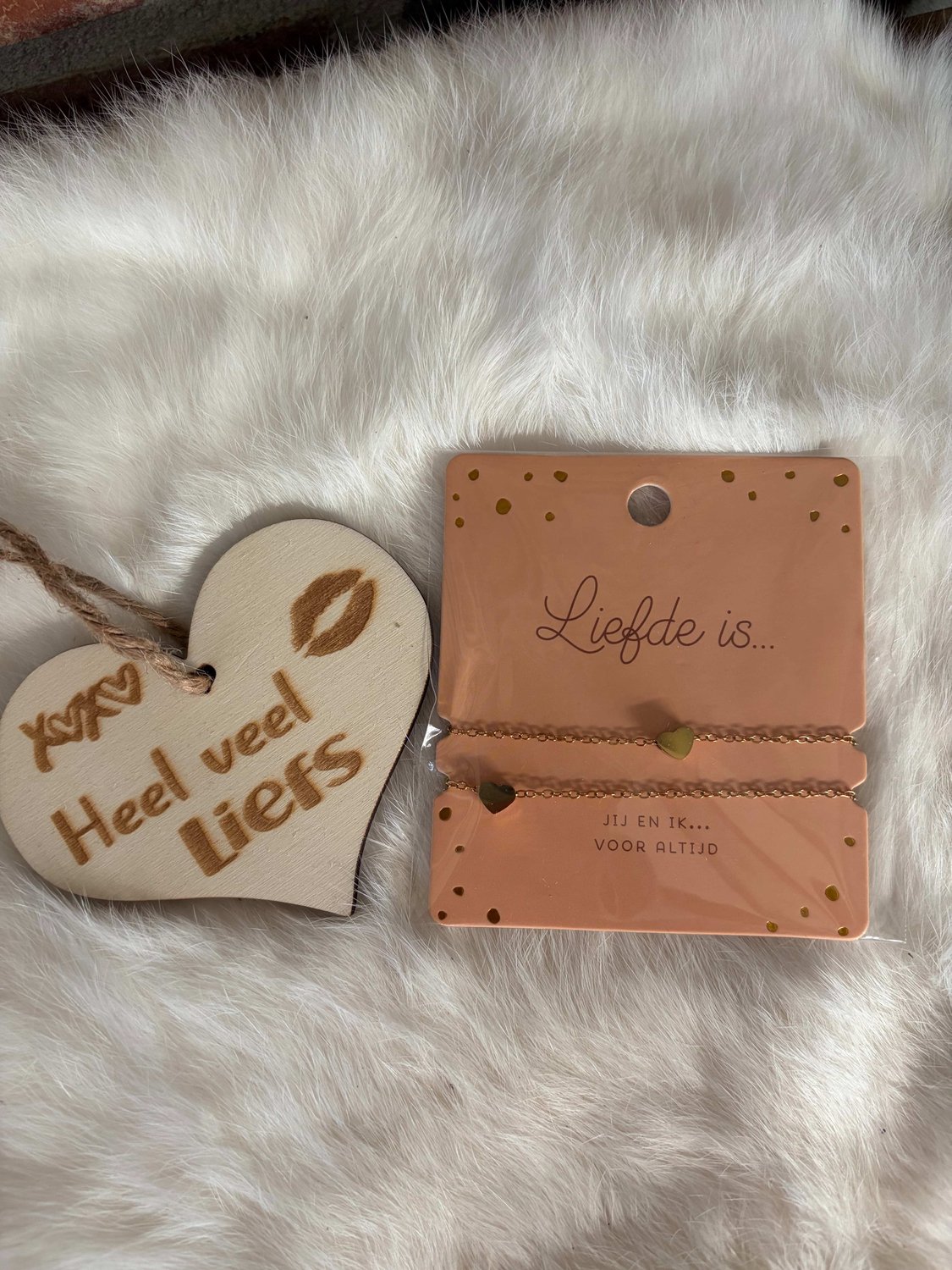 Creaties van hier – Hart Armband Dubbel - goud – 8x9 – verstelbaar - Liefde is... - met houten hartje