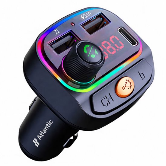 Zwarte Atlantic FM-transmitter met RGB-ring, draaiknop, twee USB-poorten en oranje verlichtingsknop.