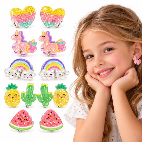 Lachend meisje met eenhoorn-oorclip; ernaast setjes oorbellen in hart-, eenhoorn-, regenboog-, ananas-, cactus- en watermeloenvorm.