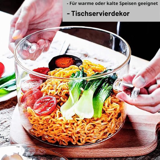Glazen schaal met noedels, groenten en ei. Tekst: Geschikt voor warm of koud eten - Tafeldecoratie.
