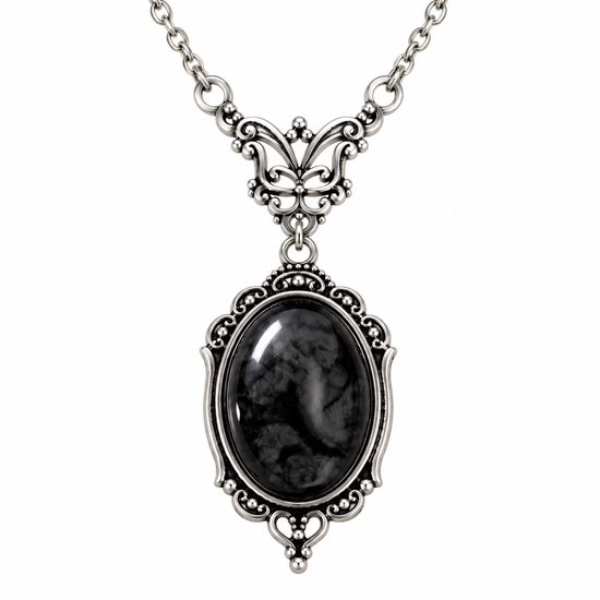 Gotische zilverkleurige ketting met een ovale zwarte hanger in een gedetailleerde vintage setting.