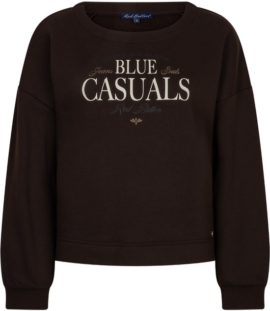 Bruine sweater met ronde hals en tekst 'BLUE SOULS CASUALS RED BUTTON' op de voorkant.